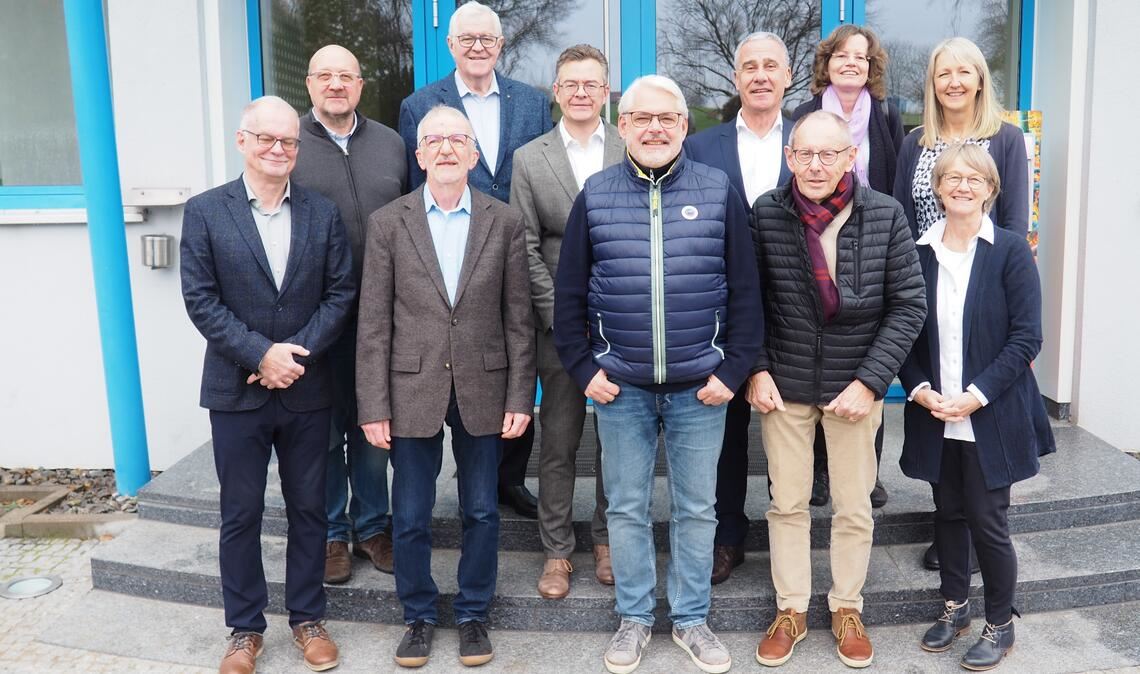 Vor dem Kummer-Firmensitz in Ötisheim freuen sich Seniorchef Wolfgang Hofmann und Geschäftsführer Jens Hofmann (4. und 5. v.li.) zusammen mit den Empfängern der Spenden über viele erfolgreiche soziale Projekte. Foto: Müller