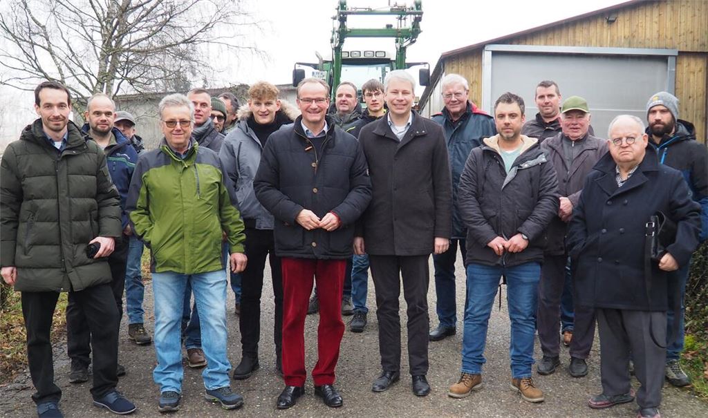 Vor dem Meinungsaustausch treffen sich die Beteiligten am Haldenhof der Familie Jaggy in Erlenbach (im Vordergrund von rechts): der CDU-Fraktionschef im Kreistag und Gemeinderat, Günter Bächle, Landwirt Jan Jaggy, der Fraktionsvize der CDU im Bundestag, Steffen Bilger, Abgeordneter Gunther Krichbaum und Landwirt Ulrich Jaggy. Foto: Müller