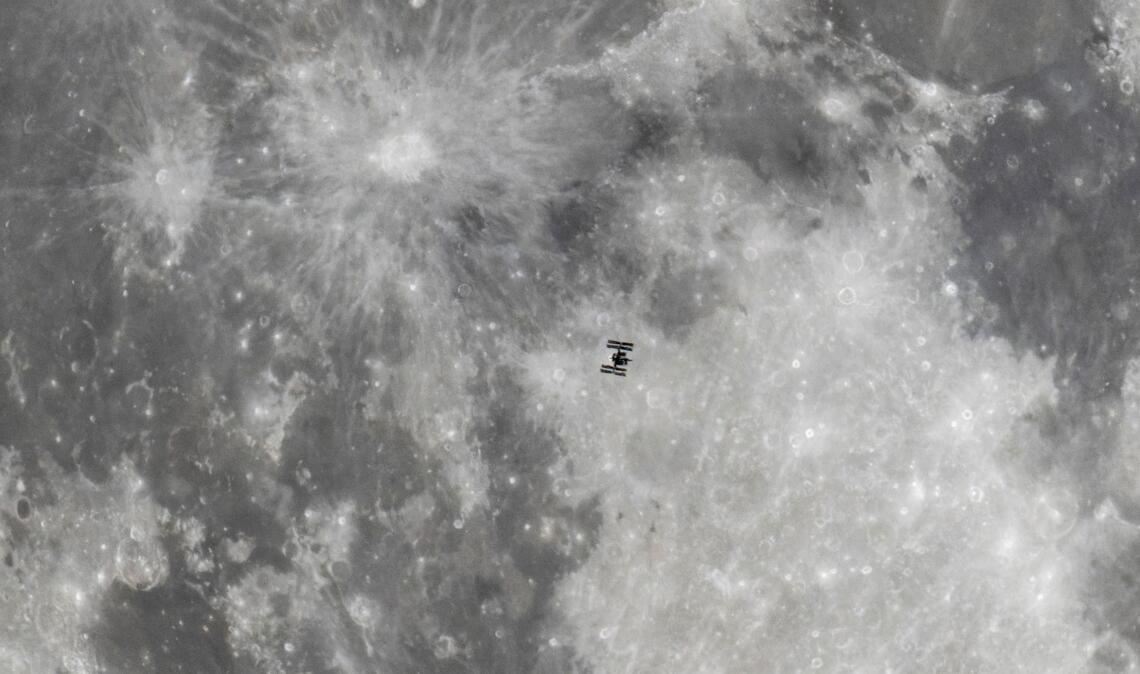 Vor dem Mond: Die Internationale Raumstation (ISS) schwebt im Weltall.