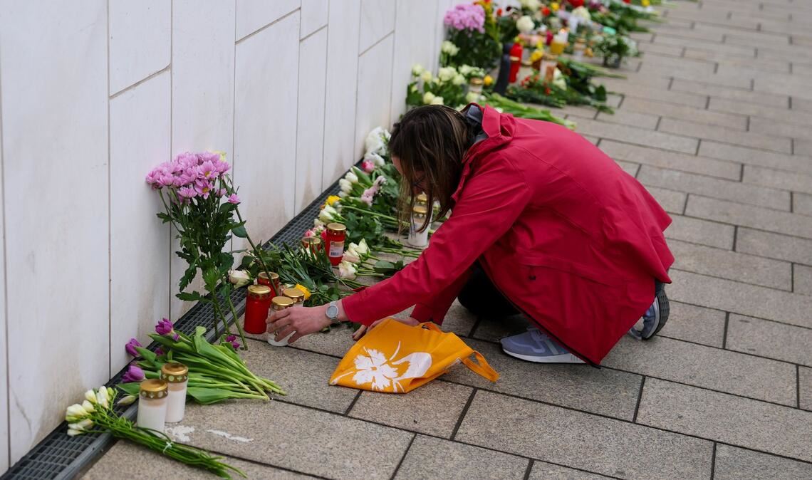 Vor dem Paulinum in Leipzig entsteht nach der Amokfahrt ein zentraler Gedenkort.
