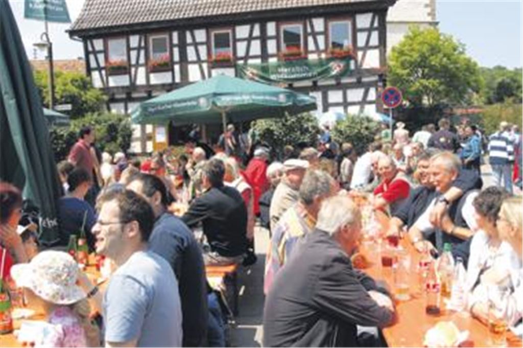 Vor dem Rathaus Mühlhausen haben es sich die Besucher des 20. Pizzafestes der Feuerwehrabteilung des Weinbauortes gemütlich gemacht. Viele Gäste der beliebten Veranstaltung sind mit dem Zweirad angereist.Fotos: Appich (4), Fotomoment (1)