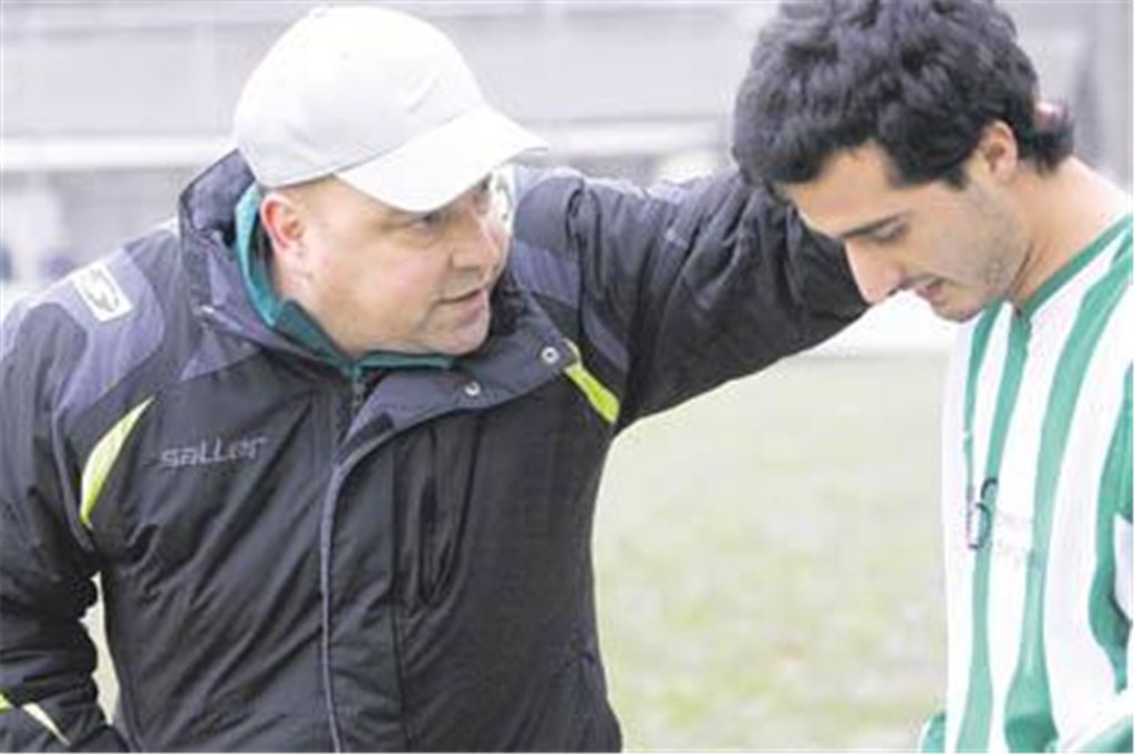 Vor dem Schlagabtausch mit dem starken 1. FC Eutingen müssen die Spieler der Spvgg Zaisersweiher mental in Topform sein. Trainer Jürgen Widmann (li.) ermutigt Hasan Bulut.
Foto: Eigner 