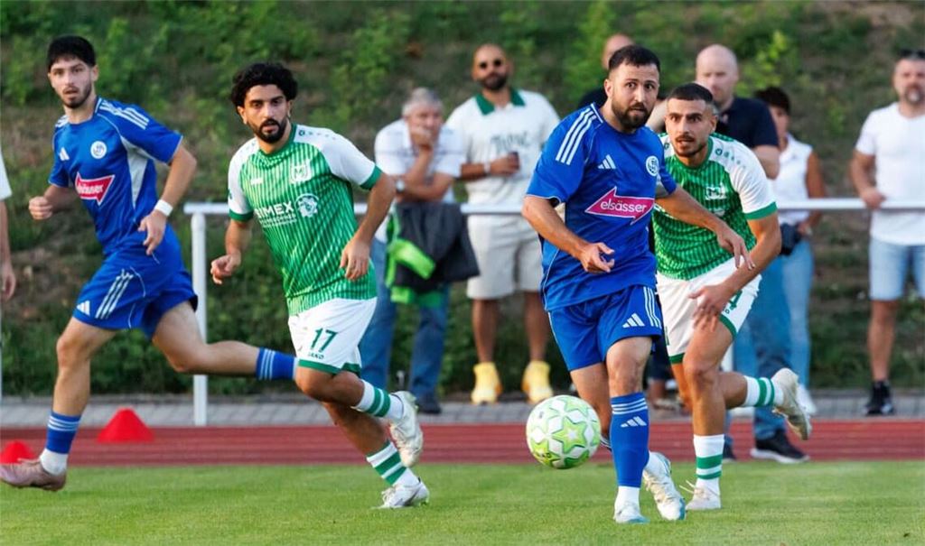 Vor dem Seitenwechsel zeigten Artan Ademi (li.), Tahir Bahadir (2. v. re.) und der VfL Sindelfingen die besseren Anlagen: Nach der Pause passten Kenan Kasikci (re.), Metehan Kizilagil (2. v. li.) und der GSV Maichingen ihr Spiel an und fuhren den Sieg ein.