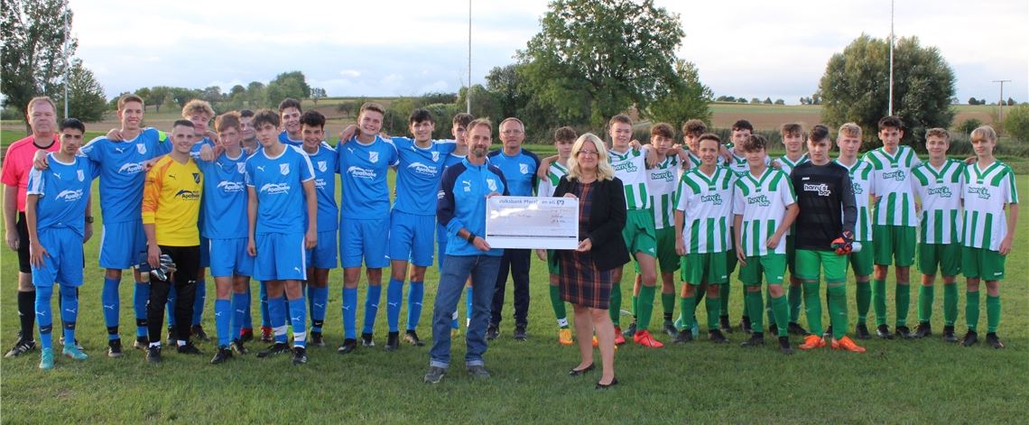 Sportfest: Nächtliches Elfmeterschießen ist ein Highlight Vor dem Spiel der A-Jugend gegen den TSV Rinklingen durfte Vorstand Marcus Egler eine Geldspende in Höhe von 500 Euro der Volksbank Pforzheim, vertreten durch Filialleiterin Miriam Bajon, entgegennehmen. Foto: privat