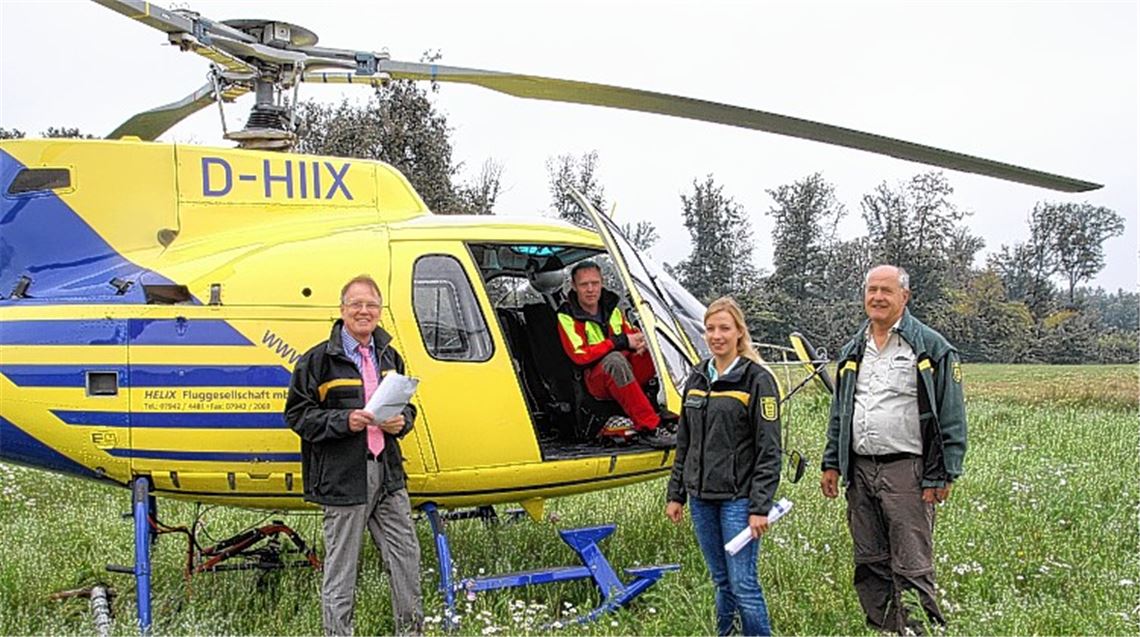 Vor dem Start: Umweltdezernent Karl-Heinz Zeller (v. li.), Hubschrauberpilot Andy Kempf, Forstamtstrainee Katharina Schweizer und der Maulbronner Revierleiter Peter Pfitzer. Fotos: Sadler