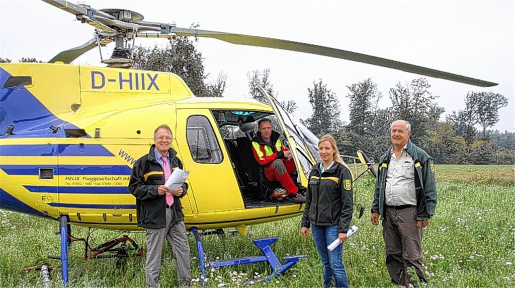 Vor dem Start: Umweltdezernent Karl-Heinz Zeller (v. li.), Hubschrauberpilot Andy Kempf, Forstamtstrainee Katharina Schweizer und der Maulbronner Revierleiter Peter Pfitzer. Fotos: Sadler