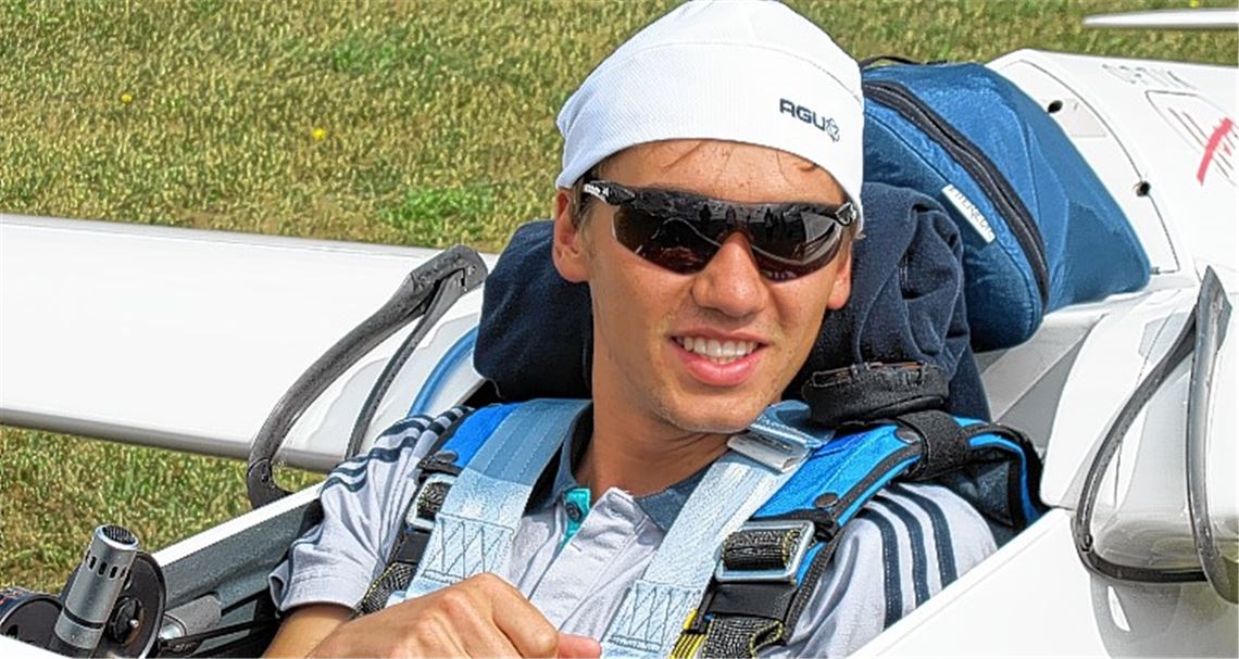 Vor dem Wettkampf wird wie beim Boxen gewogen: Bei der Deutschen Meisterschaft überschreitet Julian Klemm mit seinem Flugzeug die erlaubten 330 Kilo Startgewicht um rund ein Kilo. Der 19-Jährige tauscht kurzerhand die Kopfstütze gegen eine improvisierte Variante mit leichter Kuscheldecke.