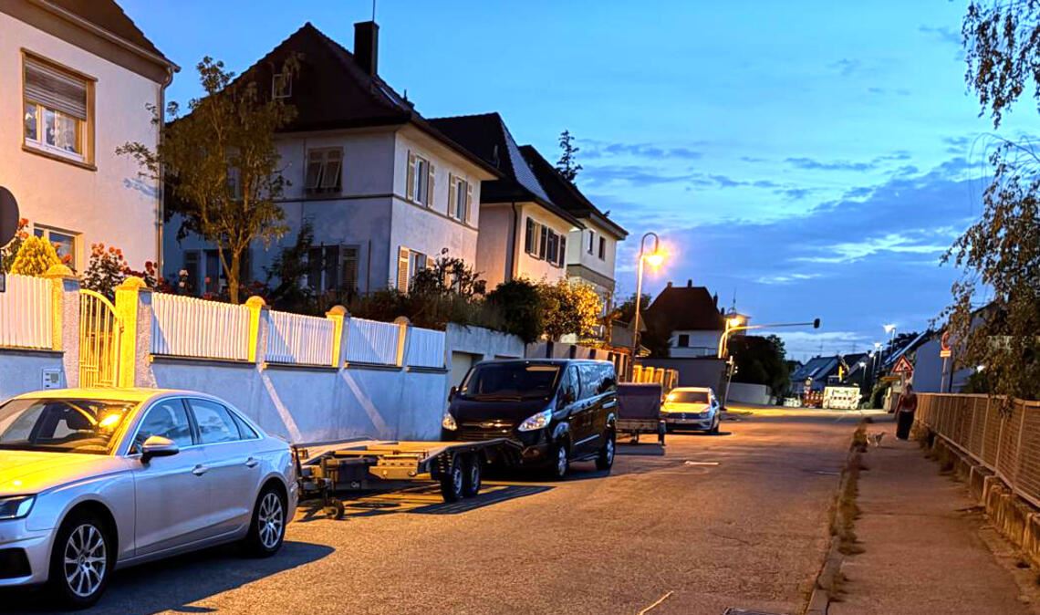 Vor dem Zugang zum Haus an der Schillerstraße steht ein Anhänger. Foto: privat