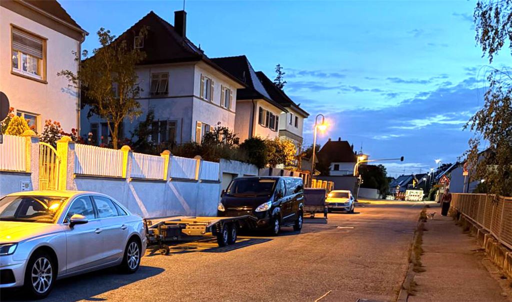 Vor dem Zugang zum Haus an der Schillerstraße steht ein Anhänger. Foto: privat