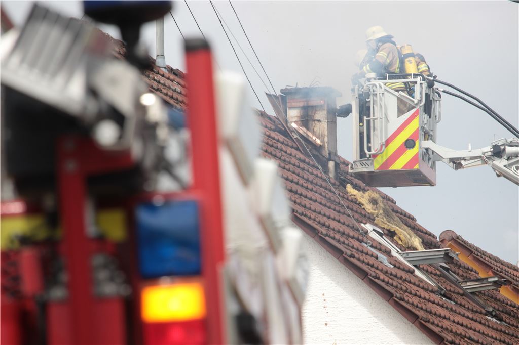 Vor dem dichten Rauch schützen sich die Feuerwehrleute mit Atemschutzmasken.   Foto: Huber