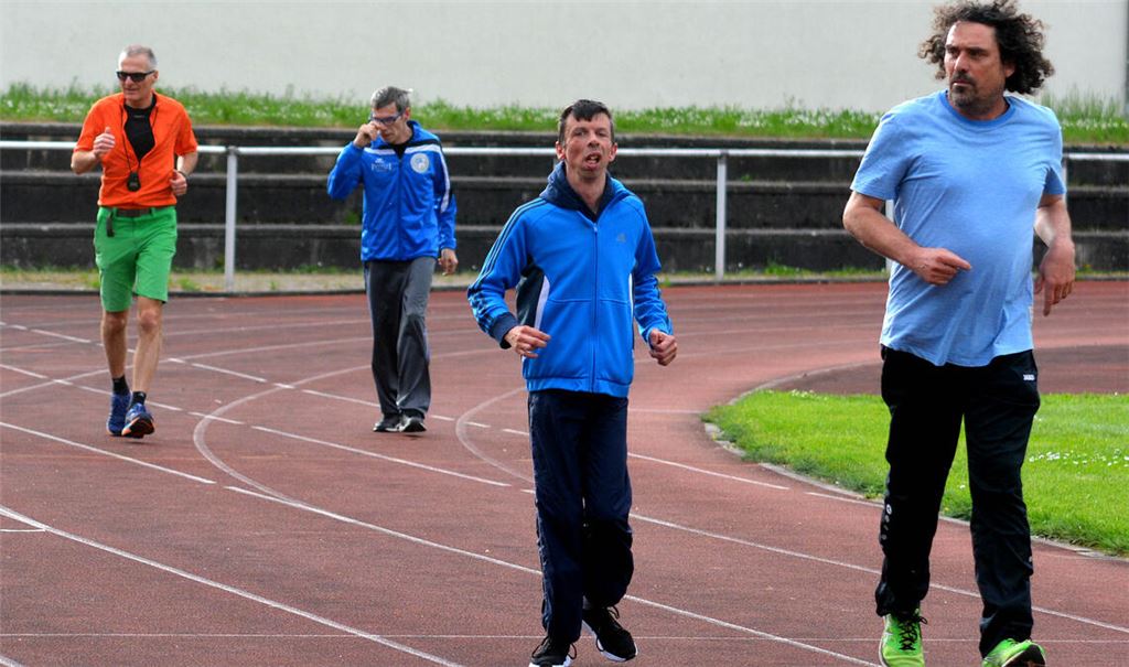 Vor dem ersten Lauf im Gelände wird im Käppele-Stadion an der Kondition gearbeitet. Bis zum 4. Mai sollen die fünf Kilometer kein Problem mehr sein.