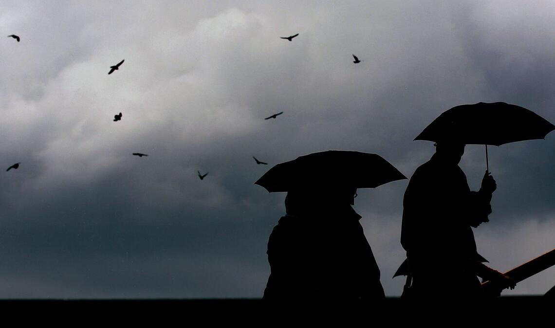 Vor dem langen Osterwochenende müssen sich die Menschen im Südwesten noch etwas gedulden, bis die Sonne länger scheint (Symbolbild).