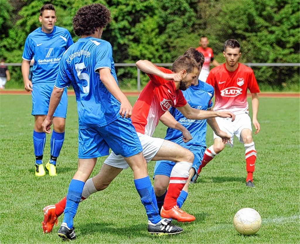 Vor dem letzten Spieltag hatte Maulbronn (in Rot) noch vage Aussichten auf die Vizemeisterschaft, die sich trotz einem Kantersieg gegen Wilferdingen II letztlich nicht erfüllen.