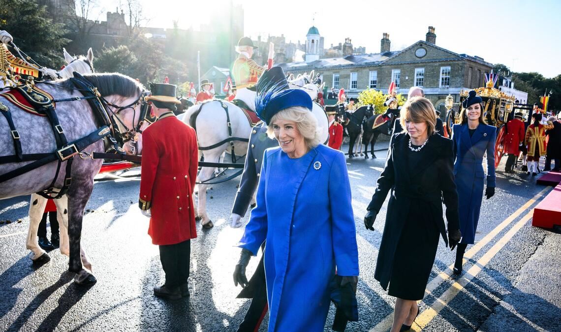 Vor dem militärischen Empfang fuhren Steinmeier und Büdenbender mit ihren Gastgebern per Kutsche durch die Straßen von Windsor.