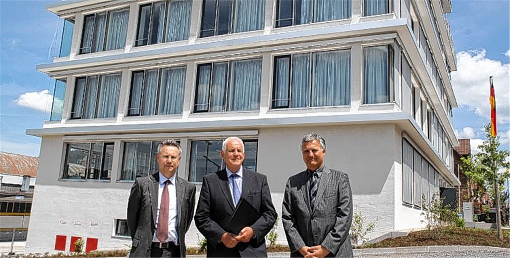 Vor dem neuen Grundbuchamt: Landesjustizminister Rainer Stickelberger (Mitte), der Karlsruher Landgerichtspräsident Alexander Riegel (li.) und Amtsgerichtsdirektor Dr. Bernd Lindner.