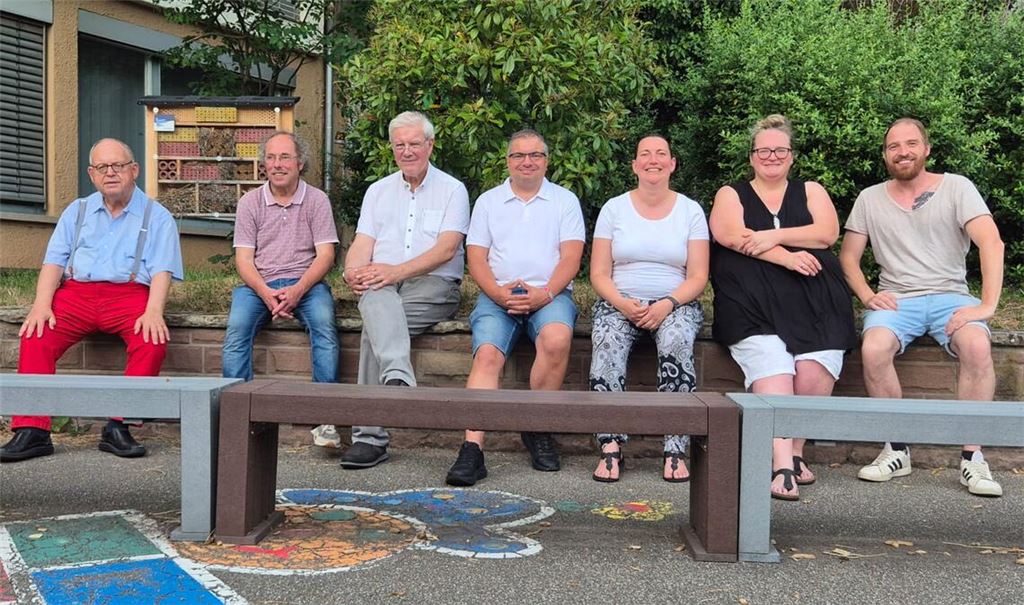 Vor dem von Schülern gebauten Insektenhotel (v.re.) Stadtrat Tobias Scheytt, Schulleiterin Anja Rapp, Elternbeiratsvorsitzende Anne Reitze, die Stadträte Oliver Höhner, Dr. Peter Napiwotzky, Matthias Trück und Fraktionsvorsitzender Günter Bächle. Foto: privat