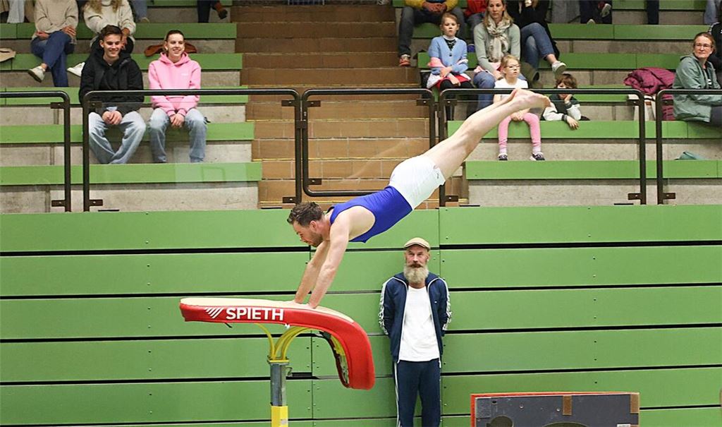 Vor den Augen der Zuschauer und seines Trainers Jens Geiger zeigt Michael Flamm beim Sprung eine starke Leistung und holt 11,25 Punkte für seine Mannschaft. Foto: Müller