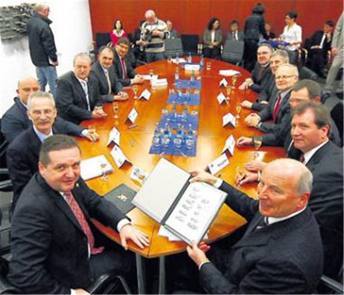 Vor den Augen von Ministerpräsident Stefan Mappus (vorne li.) haben Bündnispartner aus der Wirtschaft, der Arbeitsverwaltung und der kommunalen Ebene den regionalen Ausbildungspakt erneuert. IHK-Präsident Thost präsentiert die zehnfach unterzeichnete Selbstverpflichtung. Foto: Kollros