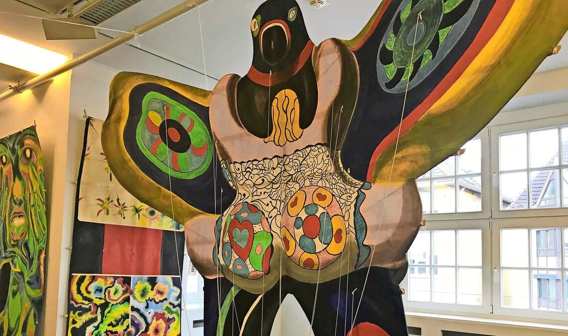 Vor der Auktion bei Nagel: ein Teil des Kunstdrachen.