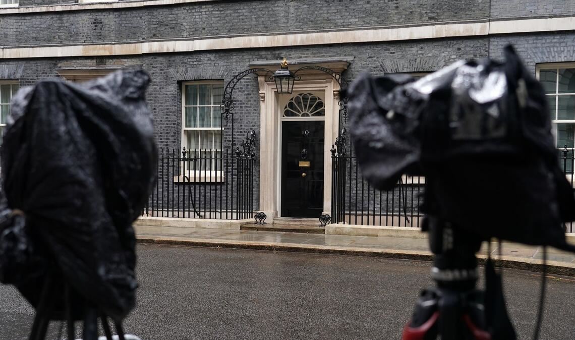 Vor der Downing Street wird auf eine Entscheidung gewartet.