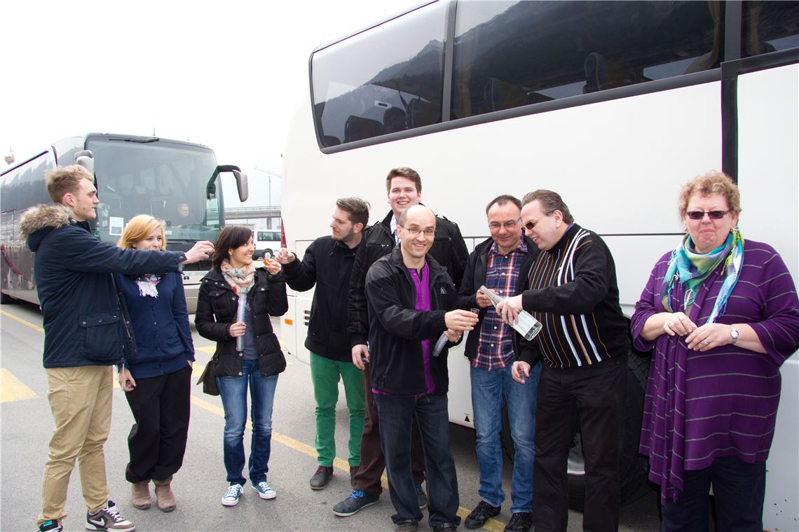 Vor der Einfahrt in den Gotthard-Tunnel verteilt Harald Eiberger „Medizin“ gegen Tunnelangst. (Foto: Maren Recken)
