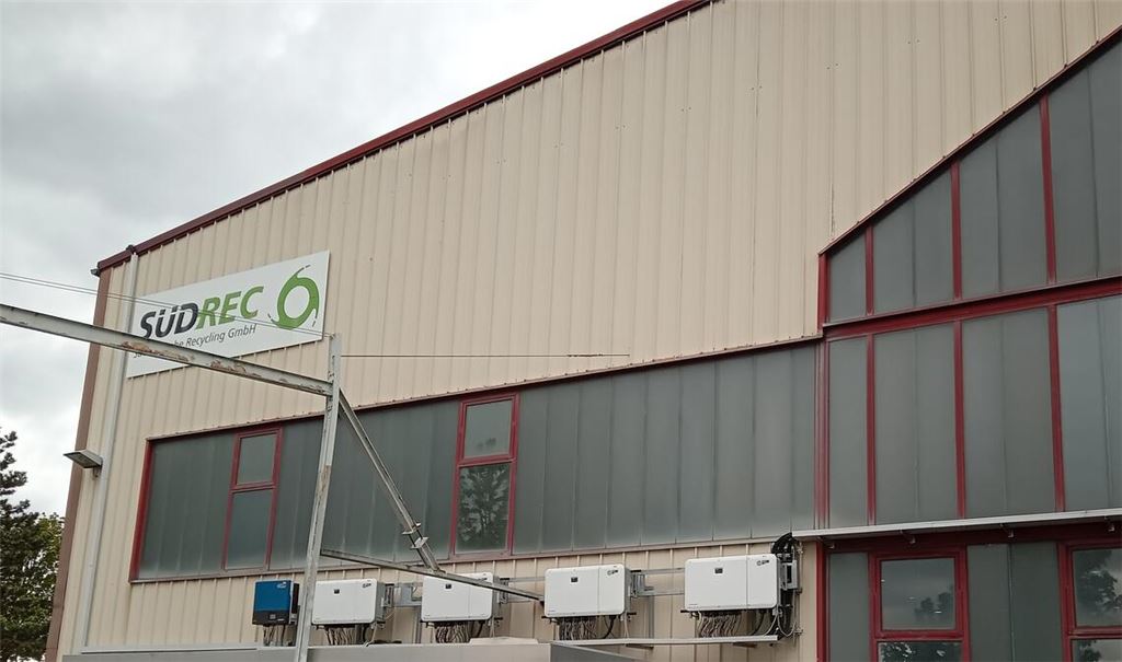 Vor der Halle der Firma SüdRec in Illingen: Die Gäste erhalten Einblick in die Verwertung von Elektroschrott. Foto: Enzkreis/Eickhoff