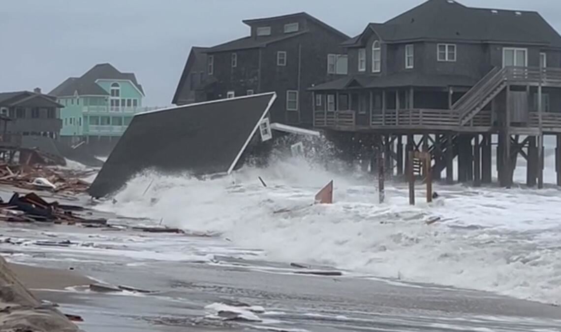 Vor der Küste des Bundesstaates North Carolina stürzten bei hoher Brandung fünf unbewohnte Häuser ins Meer.