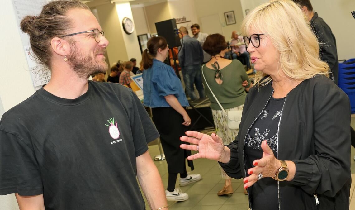 Vor der Lesung tauschten sich Autor Arne Semsrott und Magdeburgs Oberbürgermeisterin Simone Borris (parteilos) aus.