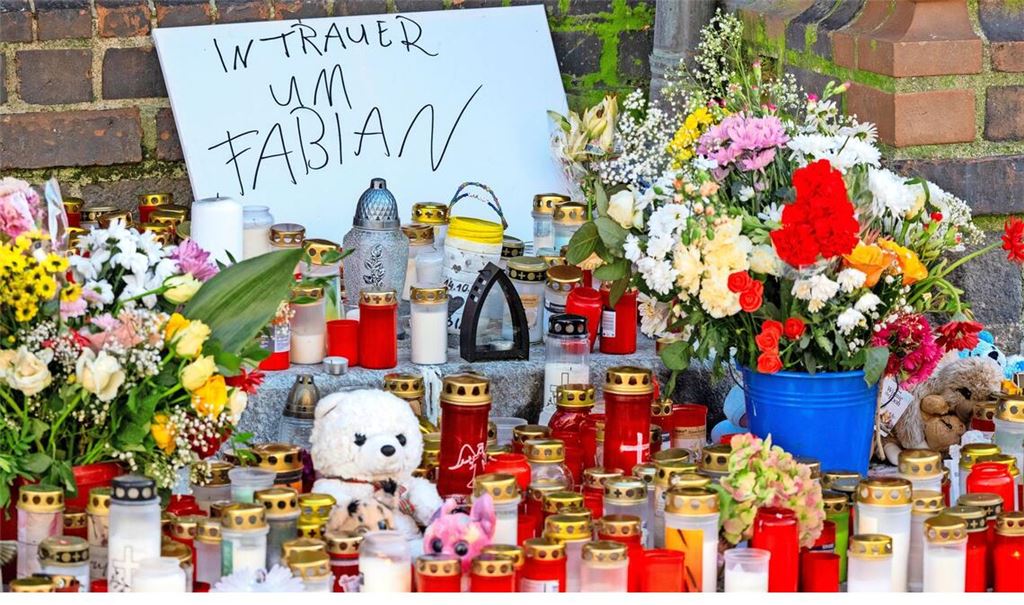 Vor der Marienkirche stehen Grablichter, Blumen und Plüschtiere im Gedenken an den vermissten achtjährigen Fabian. Noch gibt es keinen Verdächtigen.