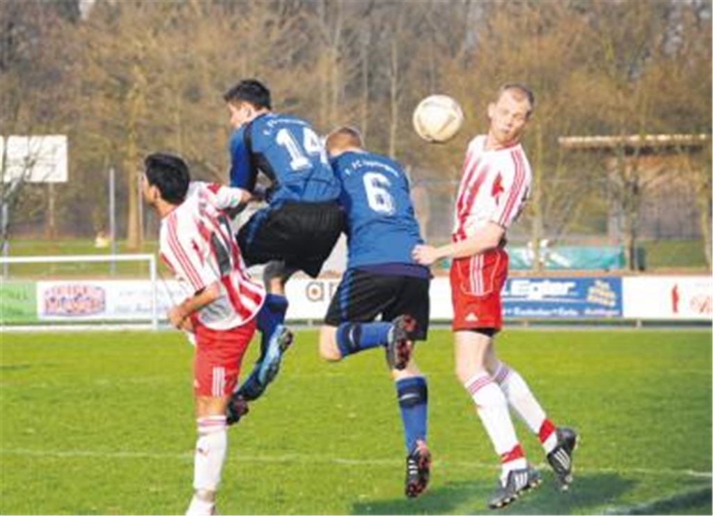 Vor der Pause bieten Maulbronn (rot) und Ispringen ein Spiel auf Augenhöhe, danach nehmen die Gastgeber das Heft in die Hand. Foto: Fotomoment
