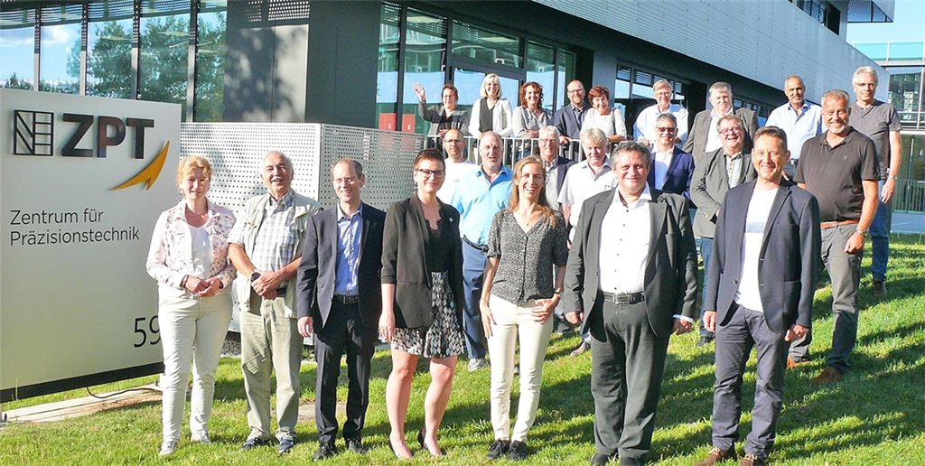 Vor der ersten Jahreshauptversammlung der Innung für Maschinen- und Werkzeugbau Pforzheim/Enzkreis im neuen Zentrum für Präzisionstechnik (ZPT) in Pforzheim bei der Hochschule stellt sich die große „Familie“ der Innung vor dem Gebäude zum Erinnerungsfoto auf, mit dabei sind Rektorin Loralie Kuntner von der Heinrich-Wieland-Schule (vorne li.), und Obermeister Gunther Reinhard (vorne 3.v.li.). Foto: Dietrich