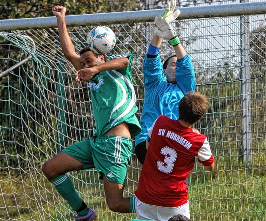 Vor des gegners Tor glücklos. Iptingens Jonathan Kalt (li.) gegen Horrheims Torhüter Ingo Weigel und Dominik Faigle. Foto: Eigner