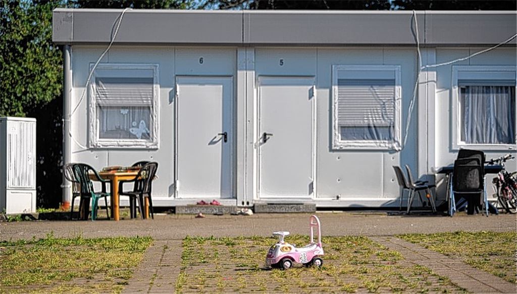Vor einem Jahr eingerichtet: die Container-Unterkünfte für Asylbewerber bei der Wiernsheimer Lindenhalle. Nach wie vor fehlen dem Enzkreis weitere Standorte.
