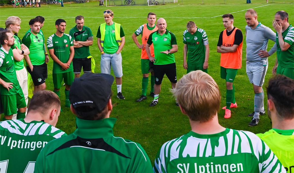 Vor einem Jahr muss Stephan Güttler (Mitte) seine Spieler nach der verlorenen Relegation in Riet wieder aufbauen. Dieses mal will der SV Iptingen dort jubeln. Foto: Schüller/Archiv