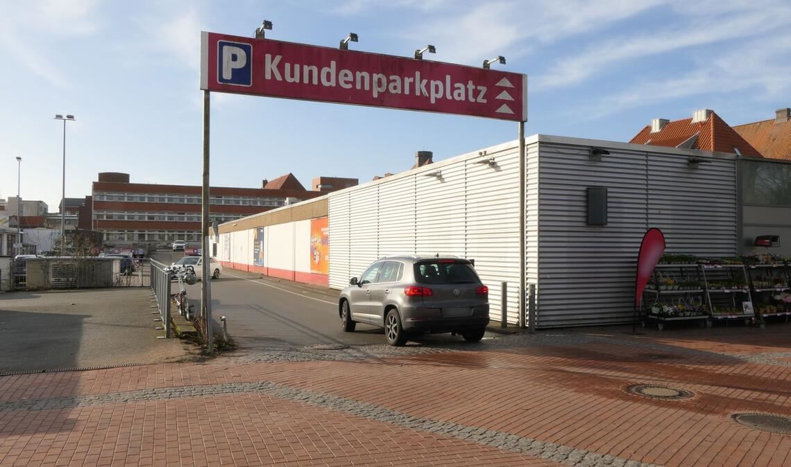 Vor einem Supermarkt war am Mittwochabend gegen 20.45 Uhr ein Streit derart eskaliert, dass ein Jugendlicher starb. Nach dpa-Informationen war er 15 Jahre alt.