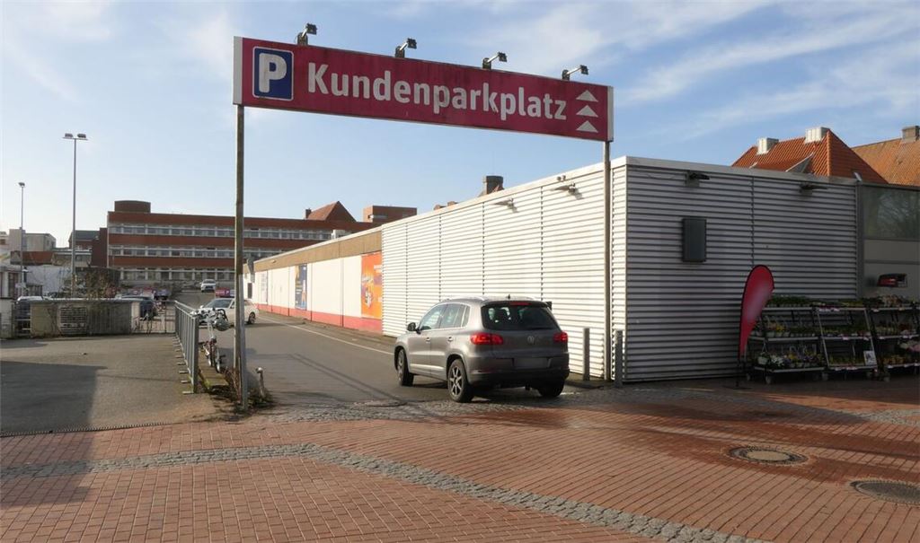 Vor einem Supermarkt war am Mittwochabend gegen 20.45 Uhr ein Streit derart eskaliert, dass ein Jugendlicher starb. Nach dpa-Informationen war er 15 Jahre alt.