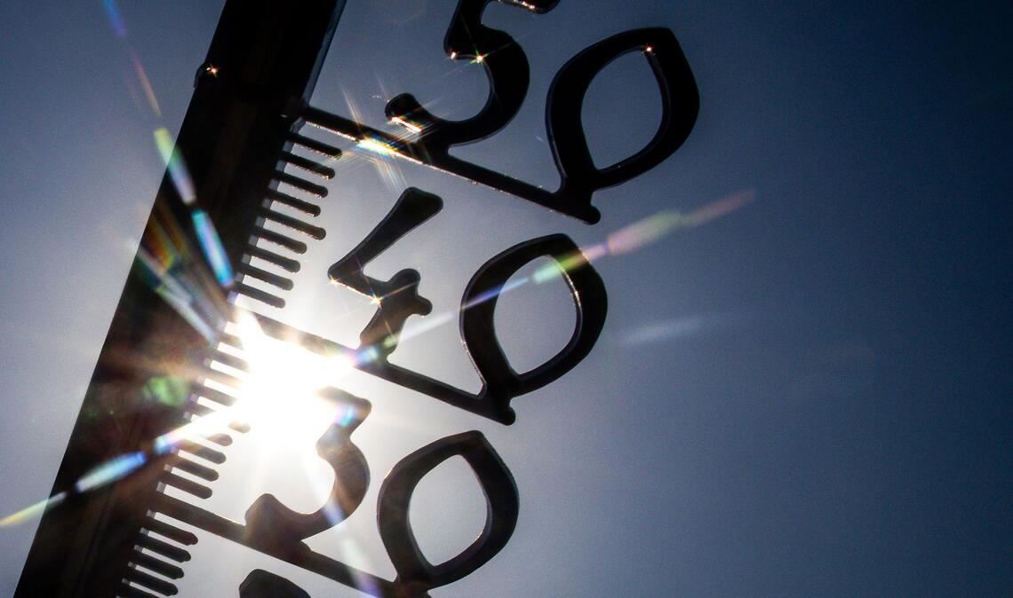 Vor einem wolkenlosen blauen Himmel zeigt ein Außenthermometer in einem Garten bereits am Vormittag über 30 Grad Lufttemperatur an. (Illustration)