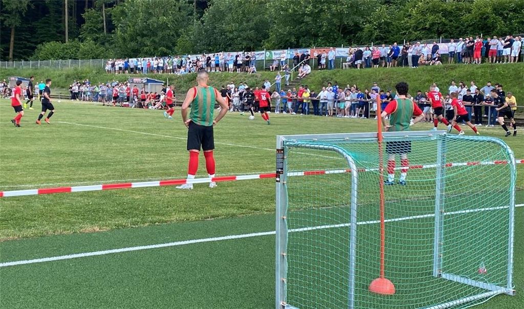 Vor einer staatlichen Kulisse - per Lautsprecher verkündet werden auf dem Gelände des TSV Schöllbronn knapp 1000 Besucherinnen und Besucher - halten die Kickers Pforzheim (rotes Trikot) den FV Fortuna Kirchfeld mit einer geschlossenen Mannschaftsleistung in Schach. Foto: privat