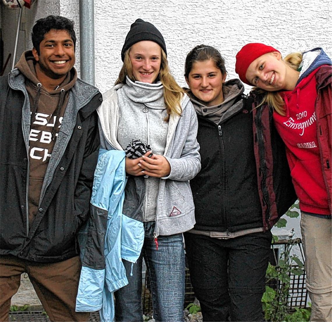 Vor einer ungewöhnlichen Reise – und danach: Eric Yoganathan, Hanna Zumrode, Janika Grulke und Rebekka Fischer (v.li.) haben weder Geld, Handy, Verpflegung noch Kartenmaterial mitgenommen. Auch der Fotoapparat hatte zwischen dem unmittelbar vor dem Start (li.) und dem nach der Ankunft aufgenommenen Bild Pause.