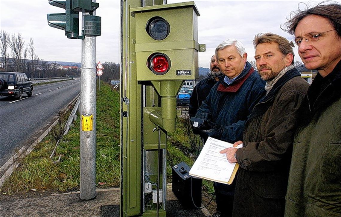 Vor elf Jahren noch für rund 100000 Euro zu haben: der „Superblitzer“ an der B10-Kreuzung in Niefern, dessen Technik mittlerweile veraltet ist und ersetzt wird. 