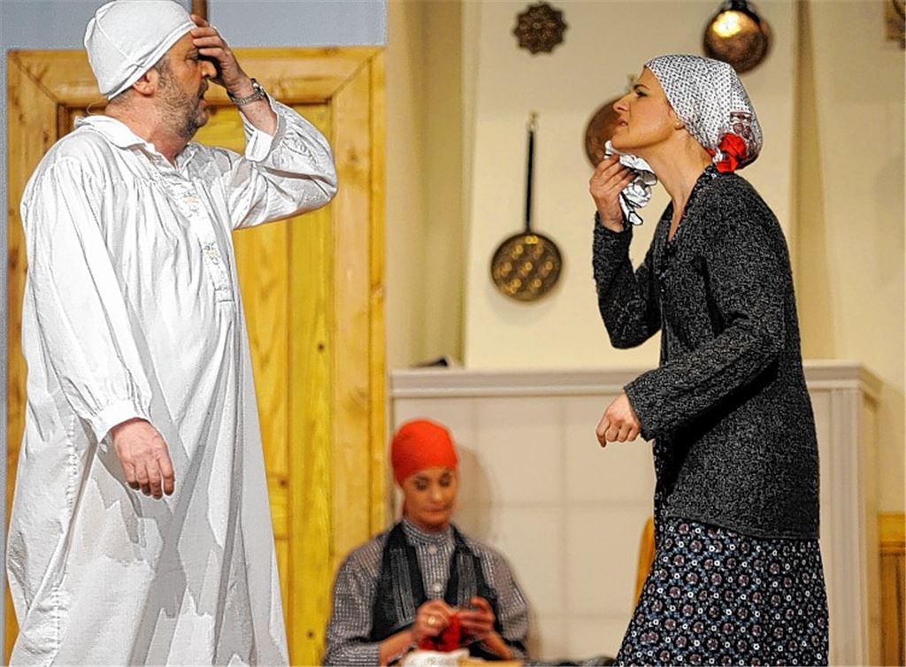 Vor fast ausverkauftem Saal zeigt das Grofe-Theater „Alles Bauertheater“.