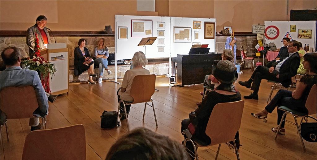 Vor geladenen Gästen wird die Grundgesetzausstellung eröffnet. Foto: Friedrich