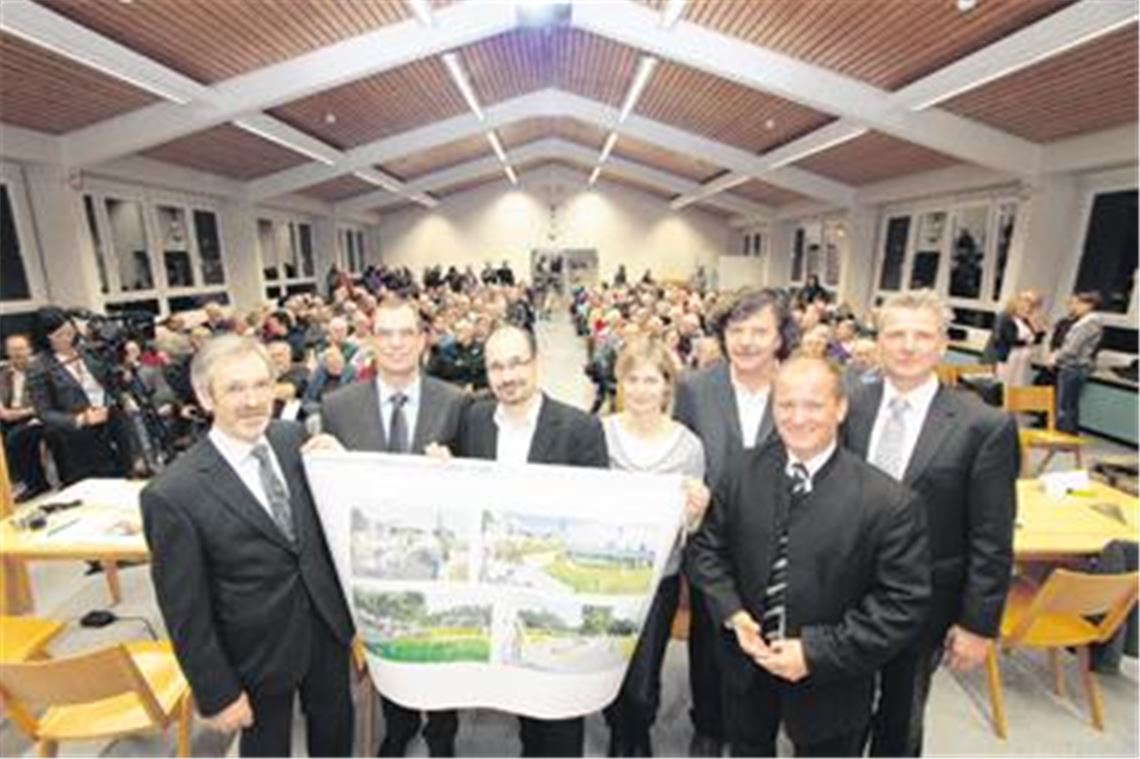 Vor großem Publikum (v. li.): Erich Herrmann (Ministerium Ländlicher Raum), Oberbürgermeister Frank Schneider, der städtische Planungsamtsleiter Armin Dauner, Claudia Wolf (Planstatt Senner), Planer Johann Senner, Bürgermeister Winfried Abicht und Martin Richter (Geschäftsführer der Förderungsgesellschaft für die baden-württembergischen Landesgartenschauen).
Fotos: Tilo Keller