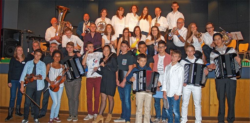 Vor ihren Auftritten präsentieren sich die Musiker des Musikvereins Ötisheim und ihre Gäste, Schüler der Musikschule im südfranzösischem Lauris, dem erwartungsvollen Publikum. Foto: Filitz