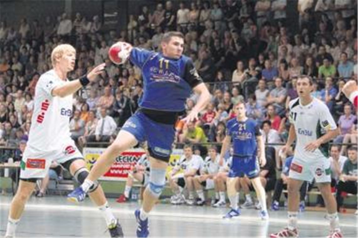 Vor knapp 900 Zuschauern in der Enztalsporthalle zeigen Blau-Gelb Mühlacker (Daniel Ufrecht am Ball) und Frisch-Auf Göppingen ein temporeiches Handballspiel.
Foto: Eigner