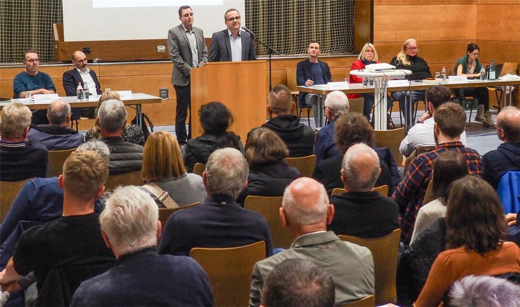 Vor über 150 Bürgerinnen und Bürgern berichten die Amtsleiterinnen und Amtsleiter der Mühlacker Stadtverwaltung über aktuelle kommunale Projekte in Lienzingen. Fotos: Müller