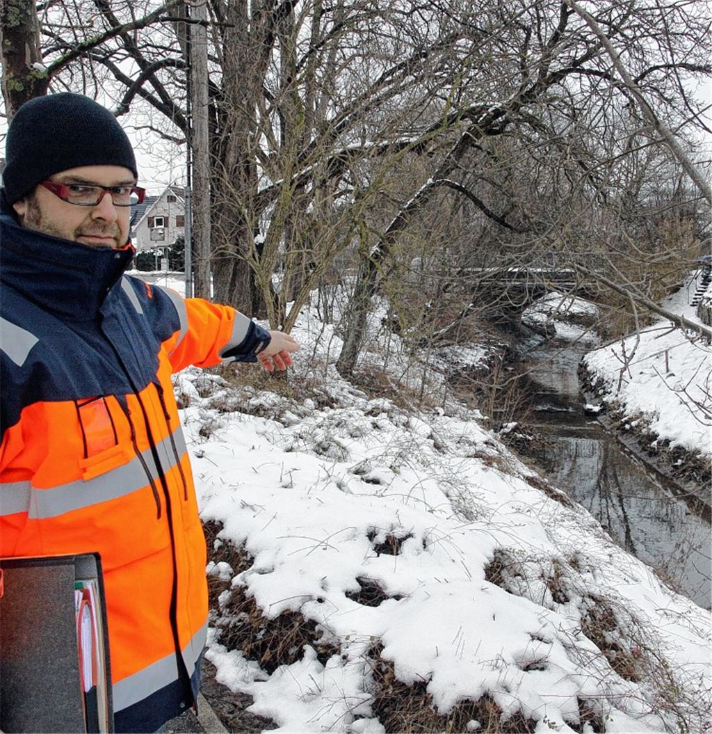 Vor und hinter der Brücke an der Vaihinger Straße soll der Schmiebach aufgeweitet werden. Matthias Meinhardt vom Bauamt erklärt: „Dann kann das Wasser aus dem Oberlauf besser abfließen.“