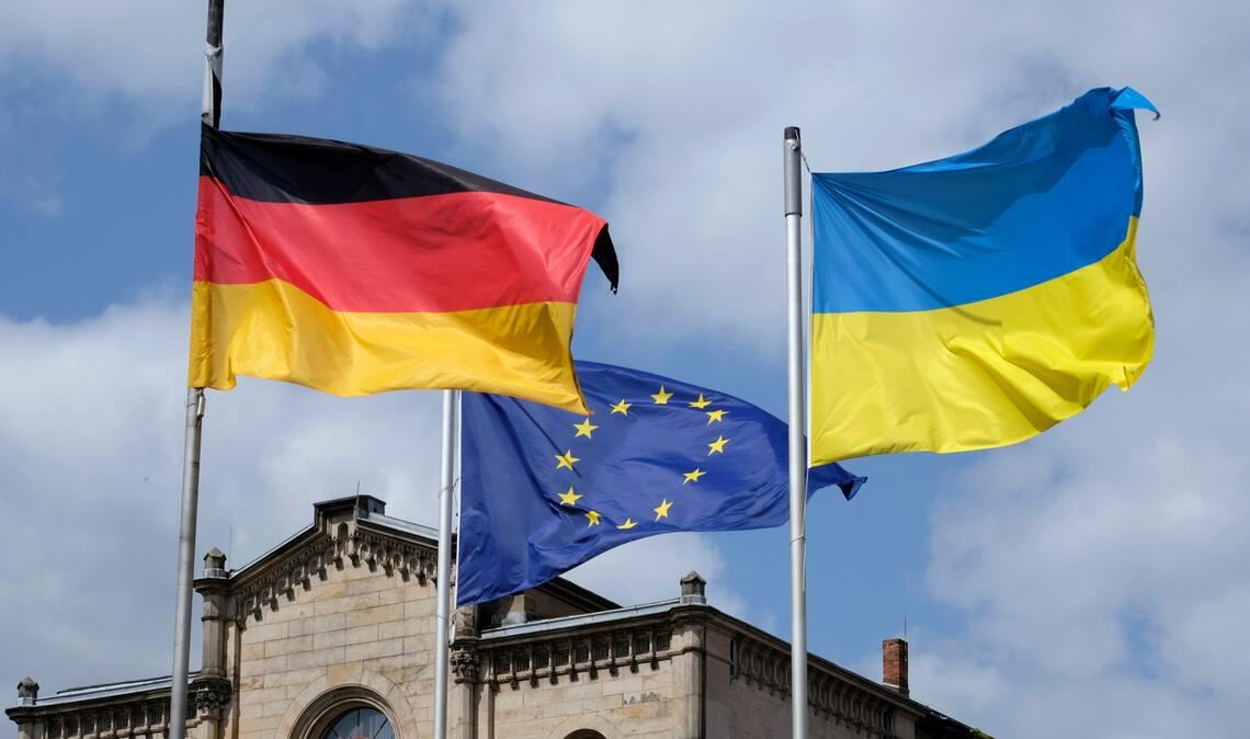 Vor vielen öffentlichen Gebäuden wehen heute Flaggen – teils auch zusätzliche. Welcher Anlass am 23. Februar 2026 dahintersteckt und was die Beflaggung offiziell bedeutet.