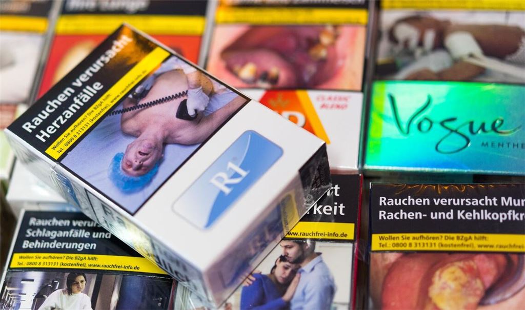 Vor zehn Jahren beschloss der Bundestag: Auf allen Zigarettenschachteln müssen Warnbilder und -hinweise abgedruckt werden. (Symbolbild)