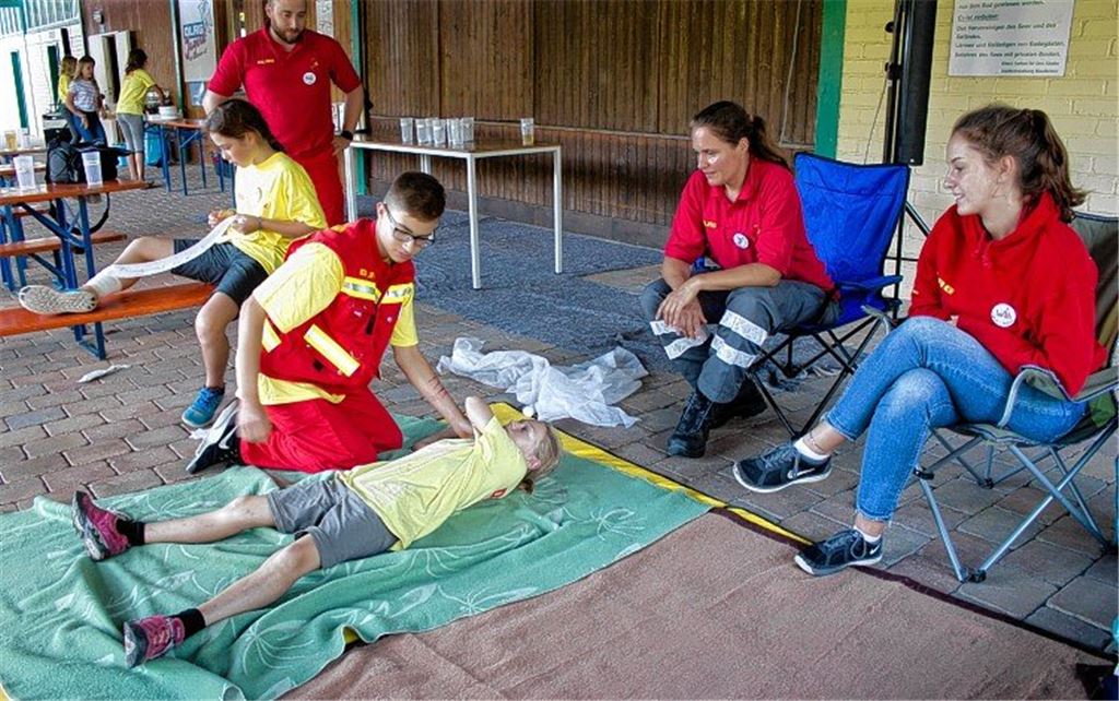 DLRG-Nachwuchs übt Lebensrettung
